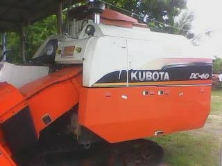 ***ขายแล้วครับขอบคุณ Truck2hand ขายรถเกี่ยวข้าวแบบรองกระสอบ+เทเลอร์  KUBOTA DC60 Plus ปี54 โฉมตัวสุดท้าย ใช้งาน 9xx ชม.  เครื่องดี ปั้มดี แน่น แรงดี ทำงานดีเร็ว คล่องตัว ช่วงล่าง80-90\%  บอดี้สวยเดิม บาง สีสันสวย พร้อมทำงานสุดๆ ขายพร้อมเทเลอร์ สภาพดี พื้นด