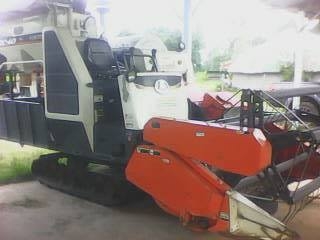 ***ขายแล้วครับขอบคุณ Truck2hand ขายรถเกี่ยวข้าวแบบรองกระสอบ+เทเลอร์  KUBOTA DC60 Plus ปี54 โฉมตัวสุดท้าย ใช้งาน 9xx ชม.  เครื่องดี ปั้มดี แน่น แรงดี ทำงานดีเร็ว คล่องตัว ช่วงล่าง80-90\%  บอดี้สวยเดิม บาง สีสันสวย พร้อมทำงานสุดๆ ขายพร้อมเทเลอร์ สภาพดี พื้นด