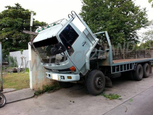 10 ล้อ ISUZU กระบะบรรทุกพื้นเรียบ  ปีจดทะเบียน 2541สภาพพร้อมใช้งาน