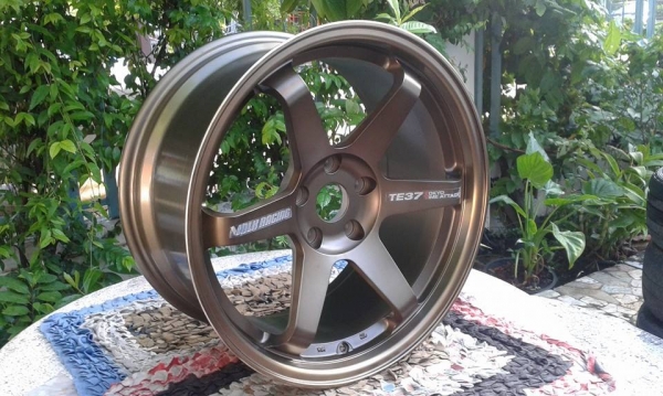 ขายล้อใหม่เคยเป็นล้อโชว์ 1 ล้อครับ te37tt 18" หน้า 9" หลัง 10" สนใจติดต่อเล็กคลองสามครับ 081-3747940