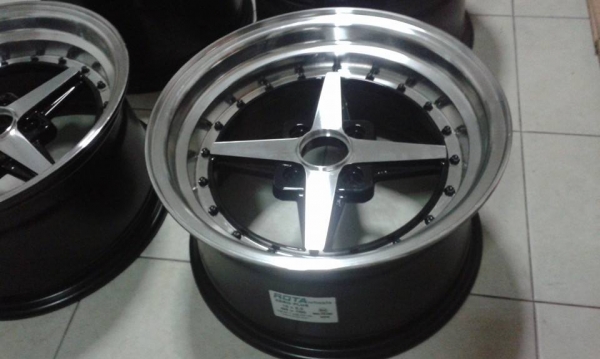 ขายล้อแม็กใหม่เป็นล้อโชว์ 1 ล้อครับ rota zero plus 15"x8" et20 4 รู 100 สีดำหน้าเงา ขายทั้งชุด 8,700 บาทพร้อมใส่ถ่วงครับ สนใจติดต่อเล็กคลองสามครับ 081-3747940