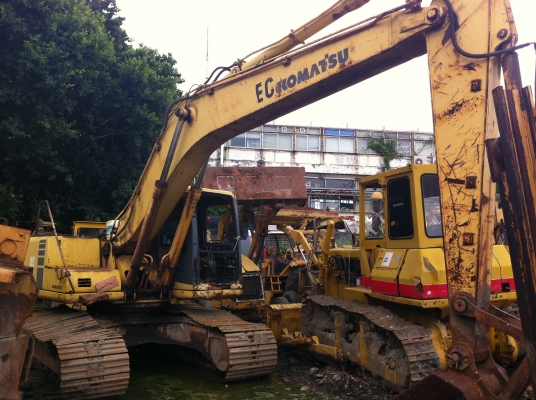 ขายรถแมคโค KOMATSU PC200-6  ไฟฟ้าไม่มี ทะเบียน 086-3543233
