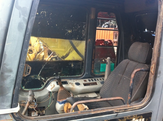 ขายรถแมคโค KOMATSU PC200-6  ไฟฟ้าไม่มี ทะเบียน 086-3543233