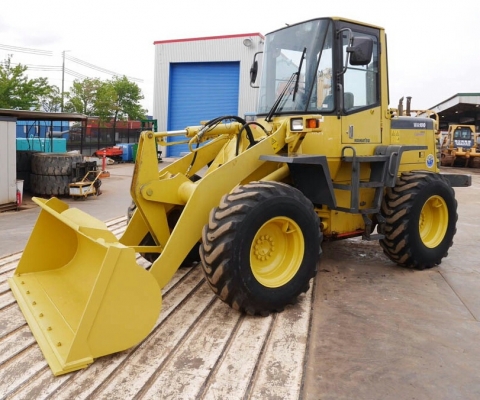 รถตัก Komatsu WA 100-3 นำเข้าจากญี่ปุ่นแท้ 1000\% สวยมาก รถ 2,000 ชั่วโมง ขายถูก 090-986-2521