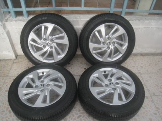 ขายล้อแม็กป้ายแดง new jazz 15"x5.5" et45 4 รู 100 ล้อสภาพใหม่ทุกล้อครับ ยาง goodyear gt3 175/65r15 ยางผลิตสัปดาห์ที่ 13 ปี 14 ตุ่มที่หน้ายางมีทุกเส้นครับ ขายทั้งชุด 12,900 บาทครับ สนใจติดต่อเล็กคลองสามครับ