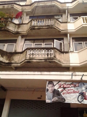 ตึกแถว4ชั้นครึ่งทำเลค้าขายในมบ.แสงทองวิลล่า