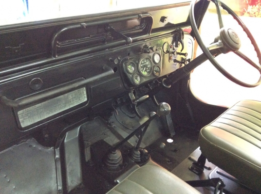 รถ Jeep Mitsubishi J57 เครื่อง4G54 เครื่องเดียวกับ Pajero ตัวถังเดิม แชทซีเดิม โอนได้ทั่วประเทศไทย จดทะเบียน รย.1 เปิดประทุนตอนเดียว เกียร์ 4 ใช้ได้ดี ไม่ดัง ไม่หอน ไม่สั่น วิ่ง 130 km/hr ได้สบาย ไฟและอุปกรณ์ต่างๆ เช่น ไฟฉุกเฉิน ไฟเลี้ยวไฟหรี่ ไฟพรางใช้ได