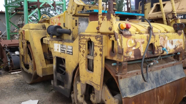 ขายรถบดยางแอสฟัลฟ์ติก  SAKAI SW70C ล้อเหล็กคู่ ใบแจ้งจำหน่าย ราคา 600000