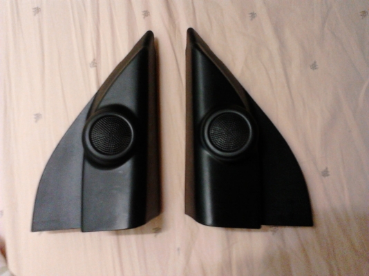 หูช้าง วีโก้ แชมป์ พรีรันเนอร์ 4 ประตู   ลำโพงเดิม 4 ตัว ดูรูปเอาน่ะครับมีตามในรูปครับ ได้รถมาใหม่ก็ถอดติดเครื่องเสียงเลย  ใหม่สุดๆ