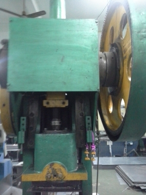 เครื่องปั๊ม 100 ตัน เหล็กเหนียว ญี่ปุ่น YP ระบบเดินเฟือง พร้อมใช้งาน มีจำนวน 2 เครื่อง