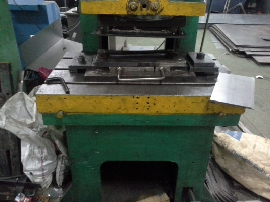 เครื่องปั๊ม 100 ตัน เหล็กเหนียว ญี่ปุ่น YP ระบบเดินเฟือง พร้อมใช้งาน มีจำนวน 2 เครื่อง