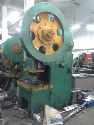 เครื่องปั๊ม 100 ตัน เหล็กเหนียว ญี่ปุ่น YP ระบบเดินเฟือง พร้อมใช้งาน มีจำนวน 2 เครื่อง