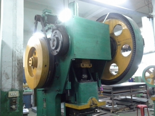 เครื่องปั๊ม 100 ตัน เหล็กเหนียว ญี่ปุ่น YP ระบบเดินเฟือง พร้อมใช้งาน มีจำนวน 2 เครื่อง