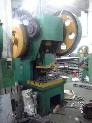 เครื่องปั๊ม 100 ตัน เหล็กเหนียว ญี่ปุ่น YP ระบบเดินเฟือง พร้อมใช้งาน มีจำนวน 2 เครื่อง