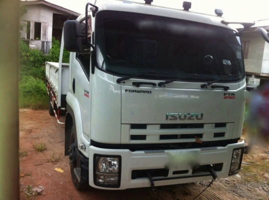 รถอีซูซุ 6 ล้อ ติดเครน 3.5 ตัน.  240  แรงม้า ปี 56  ( รถวิ่ง 13,xxx กม. )  สนใจติดต่อ 081 - 6079515