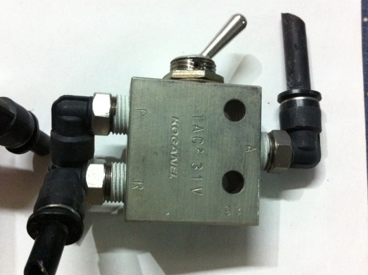 สวิทช์ลมแบบโยก เปิด-ปิด ลมยี่ห้อ KOGANEI จากญี่ปุ่น (มีมา 5 อัน)