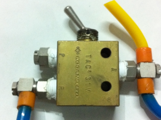 สวิทช์ลมแบบโยก เปิด-ปิด ลมยี่ห้อ KOGANEI จากญี่ปุ่น (มีมา 5 อัน) สวิทช์ลมแบบโยก เปิด-ปิด ลมยี่ห้อ KOGANEI จากญี่ปุ่น (มีมา 5 อัน)