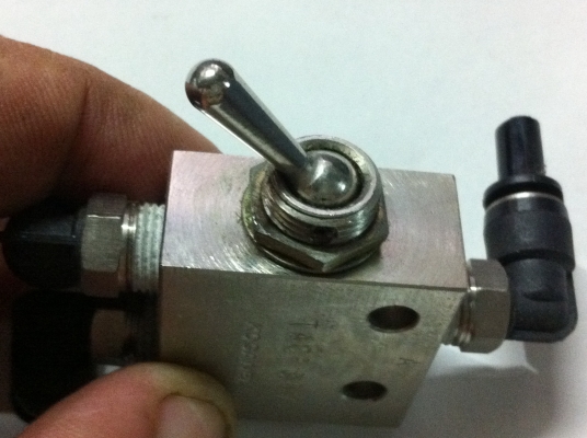 สวิทช์ลมแบบโยก เปิด-ปิด ลมยี่ห้อ KOGANEI จากญี่ปุ่น (มีมา 5 อัน) สวิทช์ลมแบบโยก เปิด-ปิด ลมยี่ห้อ KOGANEI จากญี่ปุ่น (มีมา 5 อัน)