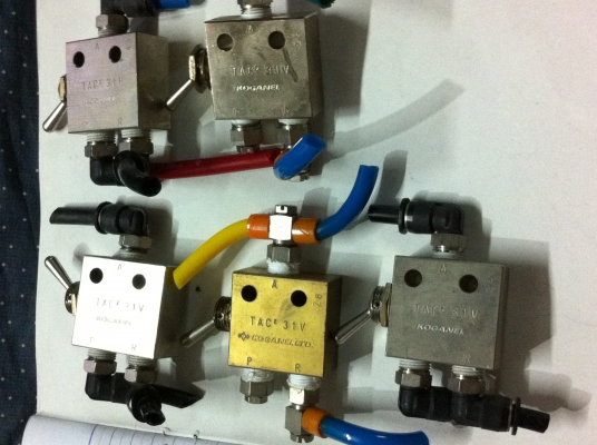 สวิทช์ลมแบบโยก เปิด-ปิด ลมยี่ห้อ KOGANEI จากญี่ปุ่น (มีมา 5 อัน) สวิทช์ลมแบบโยก เปิด-ปิด ลมยี่ห้อ KOGANEI จากญี่ปุ่น (มีมา 5 อัน)