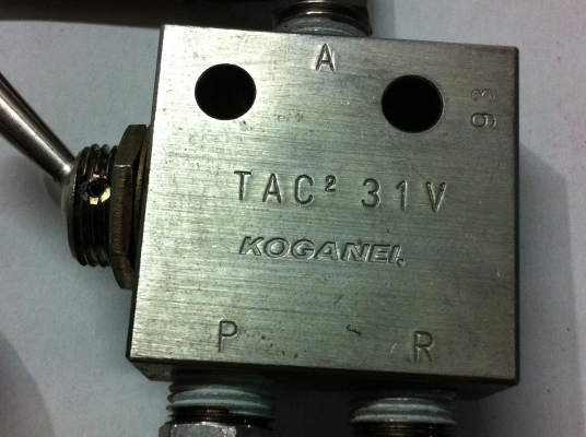 สวิทช์ลมแบบโยก เปิด-ปิด ลมยี่ห้อ KOGANEI จากญี่ปุ่น (มีมา 5 อัน) สวิทช์ลมแบบโยก เปิด-ปิด ลมยี่ห้อ KOGANEI จากญี่ปุ่น (มีมา 5 อัน)