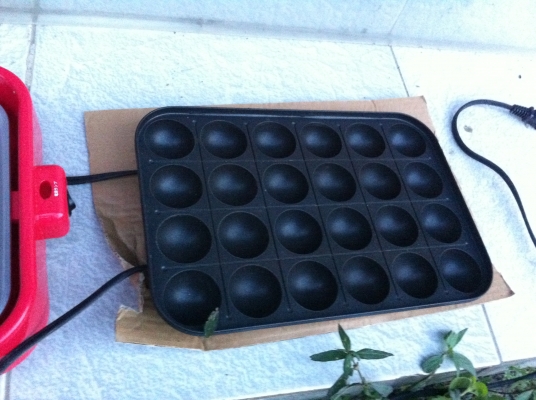 เครื่องทำขนม ทาโก๊ะยากิ(ขนมครกญี่ปุ่น) และใช้ทำอย่างอื่นๆได้ด้วย ทำไข่นกกระทา ทำขนมครก (มีมาแค่ 5 เครื่อง)