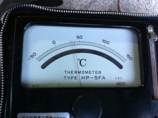 เครื่องวัดอุณหภูมิ ผลิตที่ญี่ปุ่น เป็นแบบเข็ม พร้อมหัววัดมีแม่เหล็กแกะติดโหละได้ มีสองโหมดการทำงาน