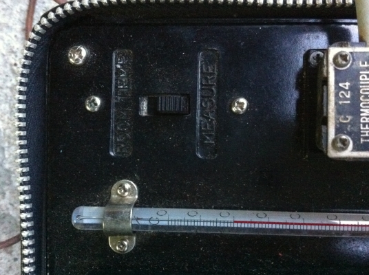 เครื่องวัดอุณหภูมิ ผลิตที่ญี่ปุ่น เป็นแบบเข็ม พร้อมหัววัดมีแม่เหล็กแกะติดโหละได้ มีสองโหมดการทำงาน