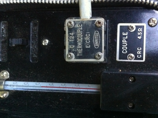 เครื่องวัดอุณหภูมิ ผลิตที่ญี่ปุ่น เป็นแบบเข็ม พร้อมหัววัดมีแม่เหล็กแกะติดโหละได้ มีสองโหมดการทำงาน