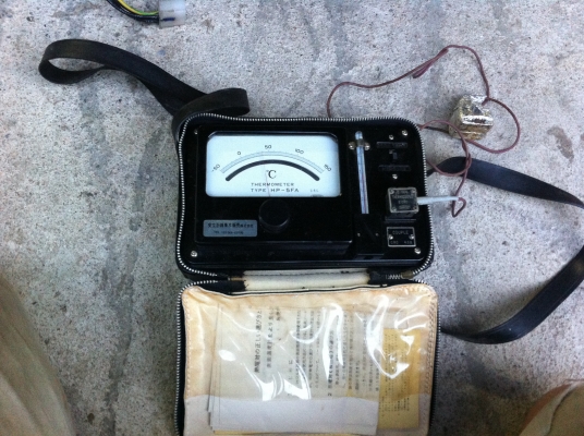 เครื่องวัดอุณหภูมิ ผลิตที่ญี่ปุ่น เป็นแบบเข็ม พร้อมหัววัดมีแม่เหล็กแกะติดโหละได้ มีสองโหมดการทำงาน