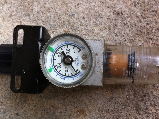 ชุดตัวปรับตั้งแรงดันลม ยี่ห้อ SMC พร้อมกับตัวดักน้ำ ปรับตั้งแรงดันได้ 0.1- 8.5 kgf/cm2