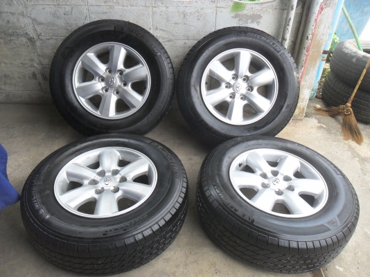 ล้อแม็ก 17นิ้ว 6รู โตโยต้า พร้อมยาง 265/65R17ปี10 สวยๆ 4 ล้อ ราคา 9800 บาท