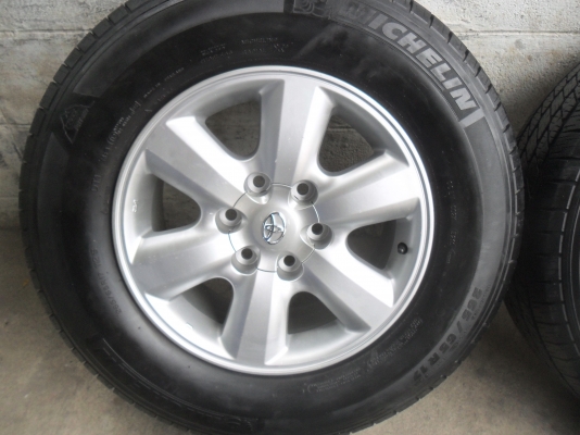 ล้อแม็ก 17นิ้ว 6รู โตโยต้า พร้อมยาง 265/65R17ปี10 สวยๆ 4 ล้อ ราคา 9800 บาท ล้อแม็ก 17นิ้ว 6รู โตโยต้า พร้อมยาง 265/65R17ปี10 สวยๆ 4 ล้อ ราคา 9800 บาท