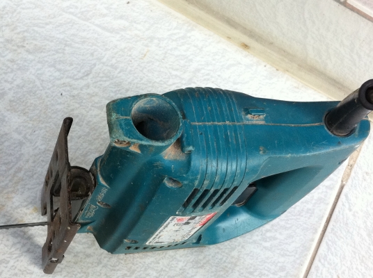 เลื่อยจิ๊กซอ MAKITA 4324 ผลิตที่ญี่ปุ่น เป็นรุ่นที่ปรับให้ตัวรับใบเลื่อยโยกตามใบเลื่อยเพื่อง่ายต่อการตัด เลื่อยจิ๊กซอ MAKITA 4324 ผลิตที่ญี่ปุ่น เป็นรุ่นที่ปรับให้ตัวรับใบเลื่อยโยกตามใบเลื่อยเพื่อง่ายต่อการตัด