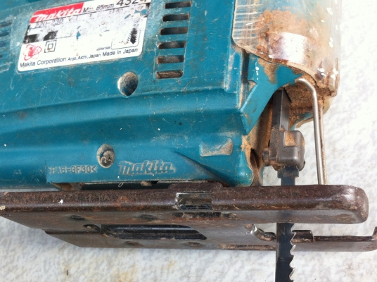 เลื่อยจิ๊กซอ MAKITA 4324 ผลิตที่ญี่ปุ่น เป็นรุ่นที่ปรับให้ตัวรับใบเลื่อยโยกตามใบเลื่อยเพื่อง่ายต่อการตัด เลื่อยจิ๊กซอ MAKITA 4324 ผลิตที่ญี่ปุ่น เป็นรุ่นที่ปรับให้ตัวรับใบเลื่อยโยกตามใบเลื่อยเพื่อง่ายต่อการตัด