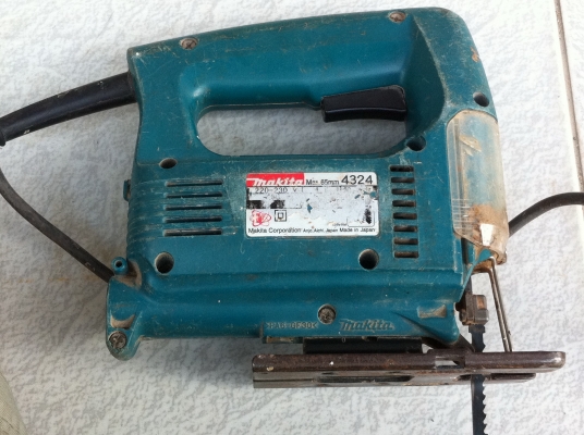 เลื่อยจิ๊กซอ MAKITA 4324 ผลิตที่ญี่ปุ่น เป็นรุ่นที่ปรับให้ตัวรับใบเลื่อยโยกตามใบเลื่อยเพื่อง่ายต่อการตัด