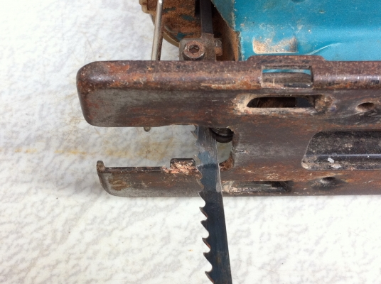 เลื่อยจิ๊กซอ MAKITA 4324 ผลิตที่ญี่ปุ่น เป็นรุ่นที่ปรับให้ตัวรับใบเลื่อยโยกตามใบเลื่อยเพื่อง่ายต่อการตัด เลื่อยจิ๊กซอ MAKITA 4324 ผลิตที่ญี่ปุ่น เป็นรุ่นที่ปรับให้ตัวรับใบเลื่อยโยกตามใบเลื่อยเพื่อง่ายต่อการตัด