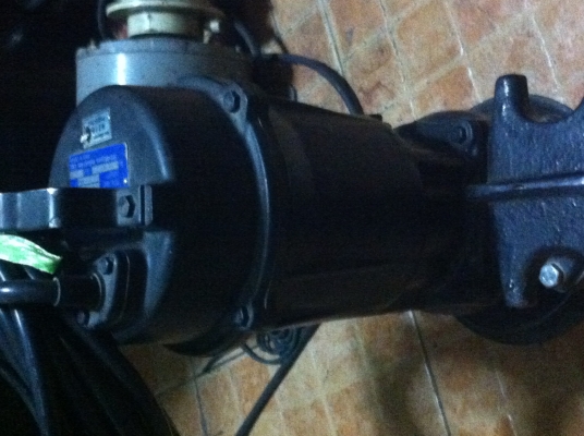 ปั๊มน้ำแบบจุ่มแช่ Shin Maywa ผลิตที่ญี่ปุ่นใช้ไฟสามเฟส 380 V. ดันขึ้นได้สูง 8.5 ม. ได้น้ำ 170 ลิตร/นาที