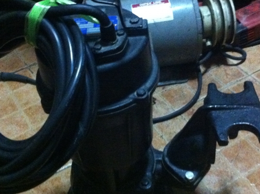 ปั๊มน้ำแบบจุ่มแช่ Shin Maywa ผลิตที่ญี่ปุ่นใช้ไฟสามเฟส 380 V. ดันขึ้นได้สูง 8.5 ม. ได้น้ำ 170 ลิตร/นาที