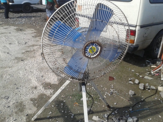 พัดลมตัวใหญ่สามขา 1500 บาท