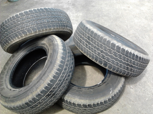 ยางติดรถฟอร์ทูนเนอร์ 265/70/16 ปลายปี10 สภาพดี 1ชุด