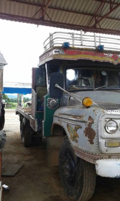 สิบล้อ แบบสองเพลา HINO เครื่อง EH700 บรรทุกแบคโฮ 200 ได้