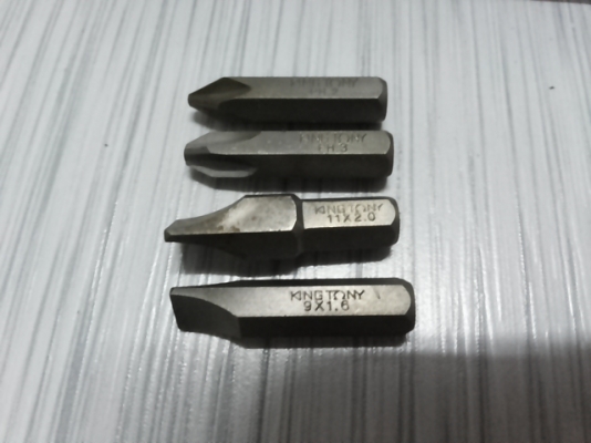 ชุดไขควงตอก Kingtony มีตำหนิที่กล่องสีถลอก ผมพ่นสีให้ใหม่ ไม่มีพลาสติกบุภายใน ในชุดประกอบด้วย ไขควงตอก 1 ตัว ดอกไขควงแบน 2 ดอก ดอกไขควงแฉก 2 ดอก มี 3 ชุด ชุดไขควงตอก Kingtony มีตำหนิที่กล่องสีถลอก ผมพ่นสีให้ใหม่ ไม่มีพลาสติกบุภายใน ในชุดประกอบด้วย ไขควงตอก 1 ตัว ดอกไขควงแบน 2 ดอก ดอกไขควงแฉก 2 ดอก มี 3 ชุด