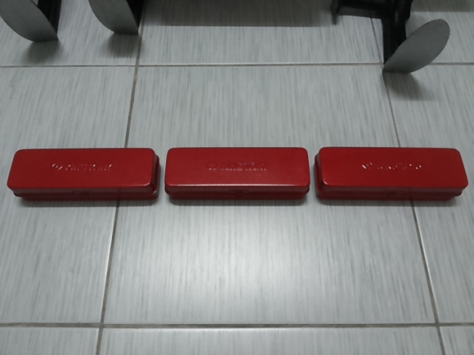 ชุดไขควงตอก Kingtony มีตำหนิที่กล่องสีถลอก ผมพ่นสีให้ใหม่ ไม่มีพลาสติกบุภายใน ในชุดประกอบด้วย ไขควงตอก 1 ตัว ดอกไขควงแบน 2 ดอก ดอกไขควงแฉก 2 ดอก มี 3 ชุด