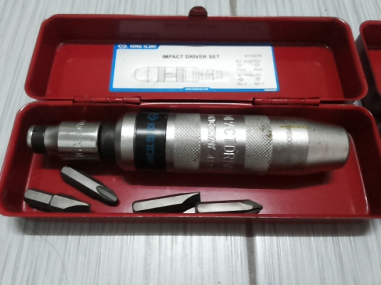 ชุดไขควงตอก Kingtony มีตำหนิที่กล่องสีถลอก ผมพ่นสีให้ใหม่ ไม่มีพลาสติกบุภายใน ในชุดประกอบด้วย ไขควงตอก 1 ตัว ดอกไขควงแบน 2 ดอก ดอกไขควงแฉก 2 ดอก มี 3 ชุด ชุดไขควงตอก Kingtony มีตำหนิที่กล่องสีถลอก ผมพ่นสีให้ใหม่ ไม่มีพลาสติกบุภายใน ในชุดประกอบด้วย ไขควงตอก 1 ตัว ดอกไขควงแบน 2 ดอก ดอกไขควงแฉก 2 ดอก มี 3 ชุด