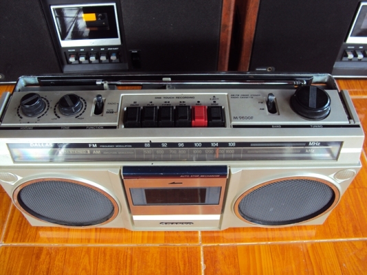 ขายวิทยุหูหิ้ววินเทจน์ของ SANYO 2 ตัว
