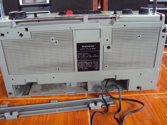 ขายวิทยุหูหิ้ววินเทจน์ของ SANYO 2 ตัว