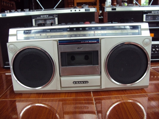 ขายวิทยุหูหิ้ววินเทจน์ของ SANYO 2 ตัว