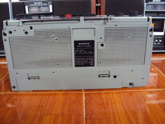 ขายวิทยุหูหิ้ววินเทจน์ของ SANYO 2 ตัว