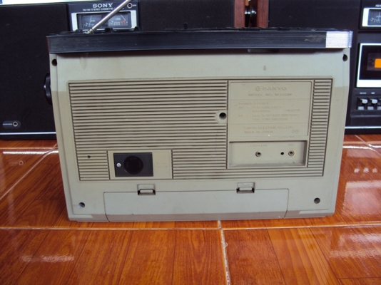 ขายวิทยุหูหิ้ววินเทจน์ของ SANYO 2 ตัว