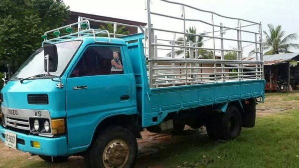 ขายISUZU KS22 เครื่องดี110แรง ช่วงล่างFหน้า-หลัง เกียร์ร็อค มีสโลว์กลาง ยาง825ขอบ16 คัชซีสวย สภาพพร้อมใช้งาน เอกสารพร้อมโอน สนใจโทร090-8588220คุณนะ ID:narong498 หรือ www.truck.in.th/498